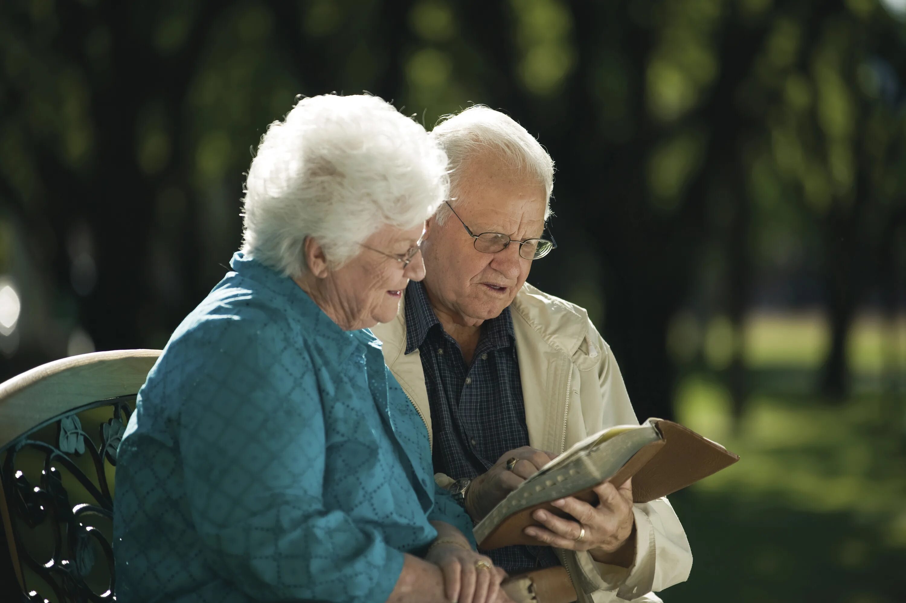 Пожилые люди. Чтение пожилых людей. Люди почтенного возраста. Чтение для пожилых. Читать пенсионер