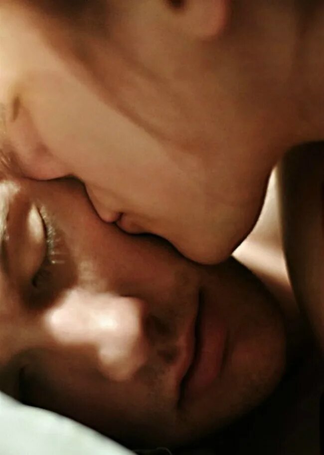 Мужчина целует женщину во сне. Нежный поцелуй. Утренний поцелуй. Страстный поцелуй. Нежный мужчина.