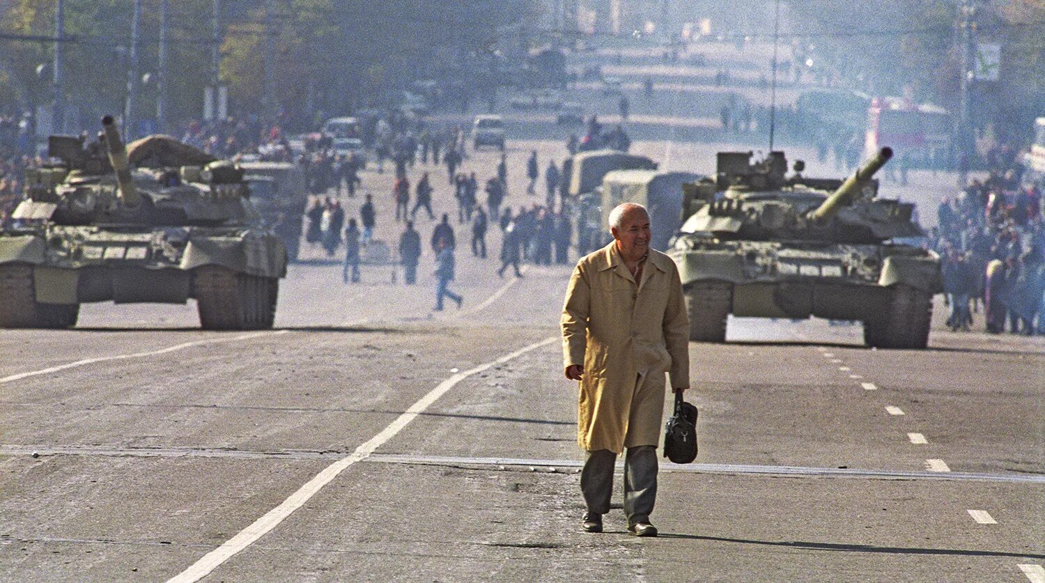 Белый дом события. 1993 октябрьский путч танки. путч 1993 белый дом. ельцинский путч 1993. белый дом россия 1993.