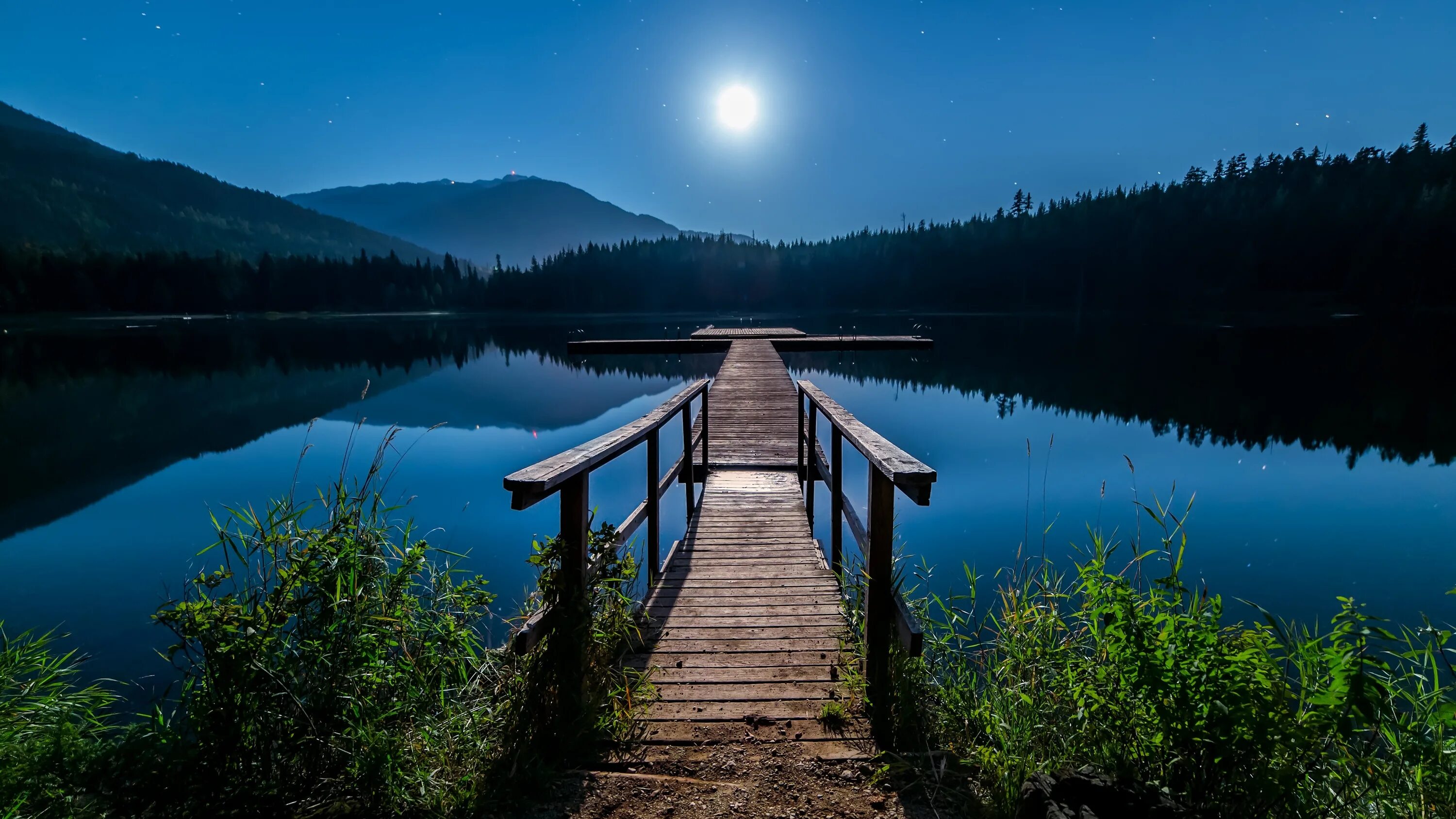 Picture. Горы озеро ночь. Озеро ночью. Успокаивающий пейзаж. Озеро с мостом.