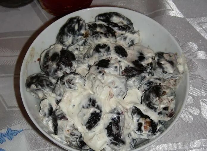 Салат чернослив орехи сметана. Сметана с черносливом и орехами десерт. Салат чернослив орехи сметана. Чернослив с орехами в сметане. Десерт с черносливом и грецкими орехами.