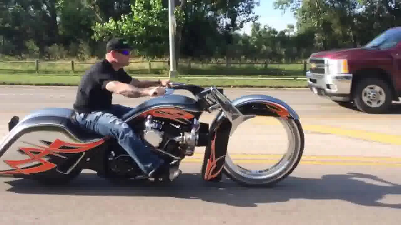 Спортбайки с широким колесом. Dodge tomahawk v10 superbike. Одноколесный мотоцикл 1931. Мотоцикл колесо видео. Круглый мотоцикл.