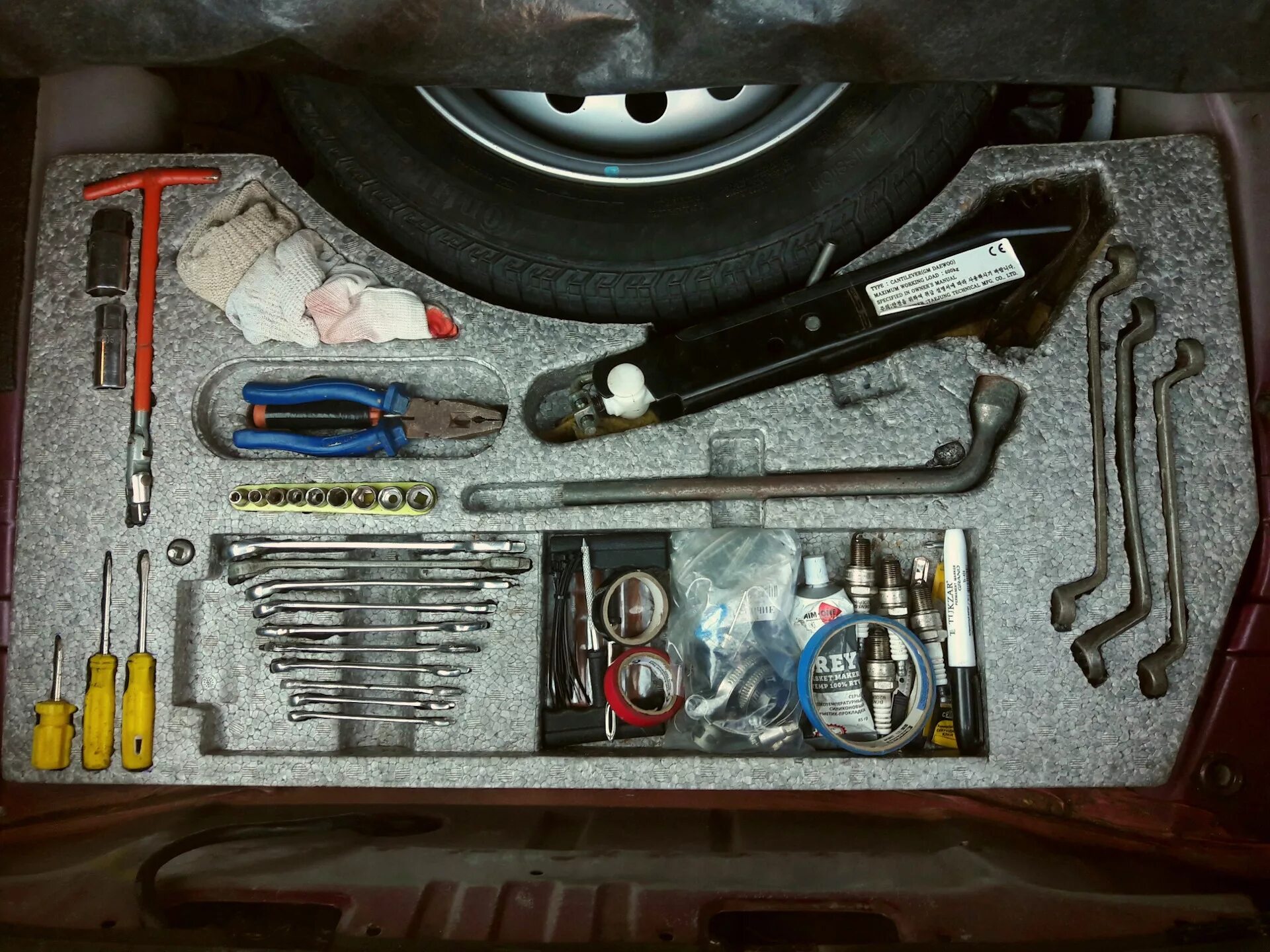 Инструмент в багажник автомобиля. Daewoo Nexia n 100 набор инструментов штатный. Штатный инструмент Дэу Нексия n150. Daewoo Nexia 2005 штатный набор инструментов. Комплект инструментов Дэу Нексия н150.
