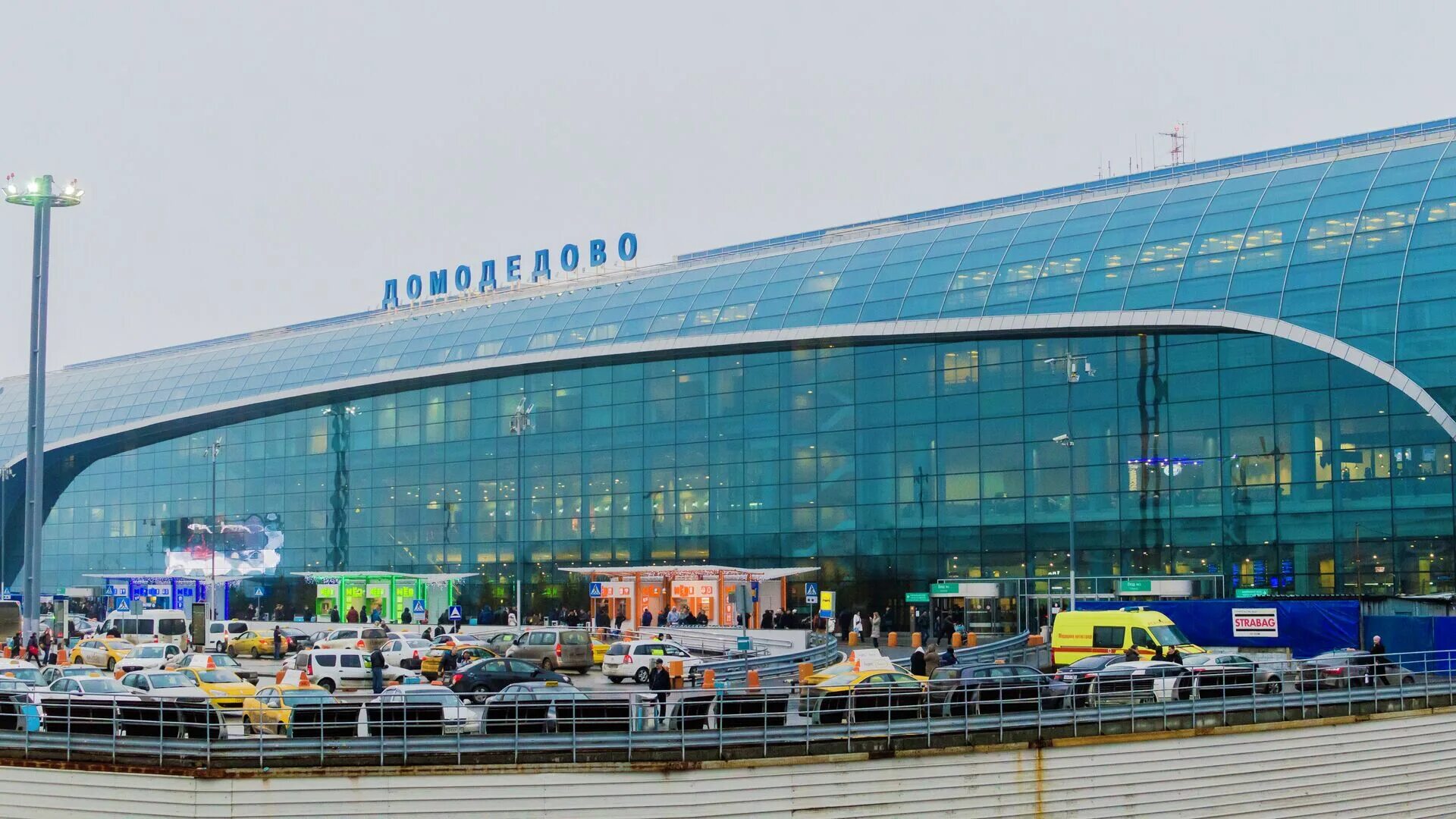 Московский аэропорт домодедово. Аэропорт домодедово на карте москвы. Шереметьево самый большой аэропорт. Ломоносова. Аэропорт домодедово фото.