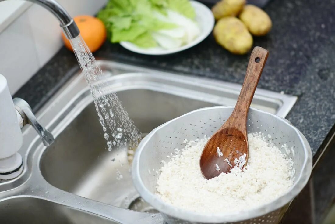 Как приготовить рисов отвар. Рисовая вода. рисовый отвар. rice water for hair. рис к воде.