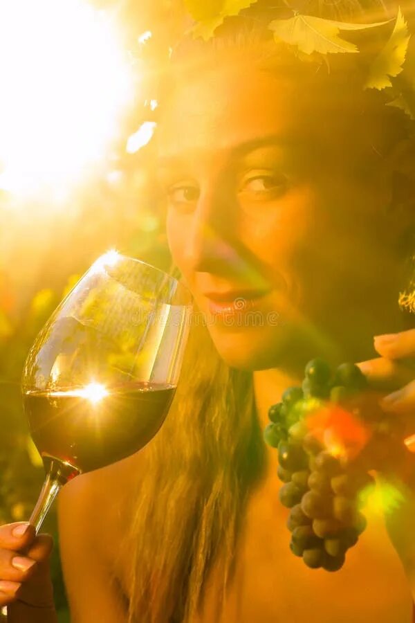 Бокал вином мой полон в душе. Бокал вина осень. Девушка с бокалом вина. Осень женщина вино. Девушка с вином на винограднике.