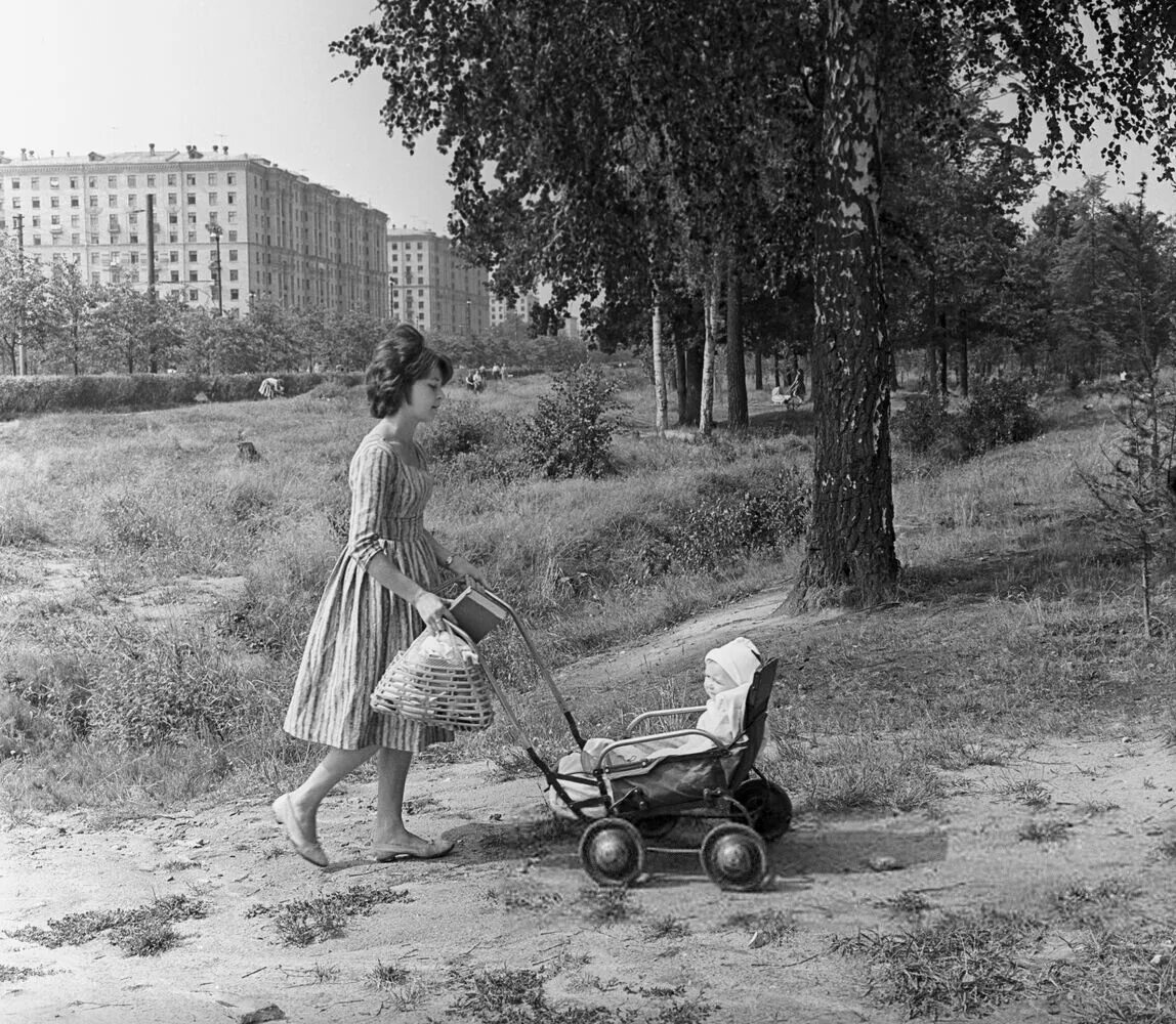 Оживлённые улицы Москвы 1961 года. Качество фото шикарное. 2023 Винтаж История в