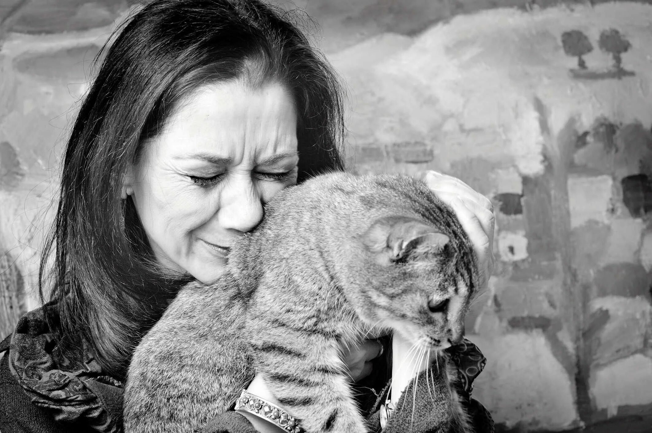 Женщина с кошкой. Трогательная кошка. Кошки и грустный человек. Девушка обнимает кошку. Плачут ли коты
