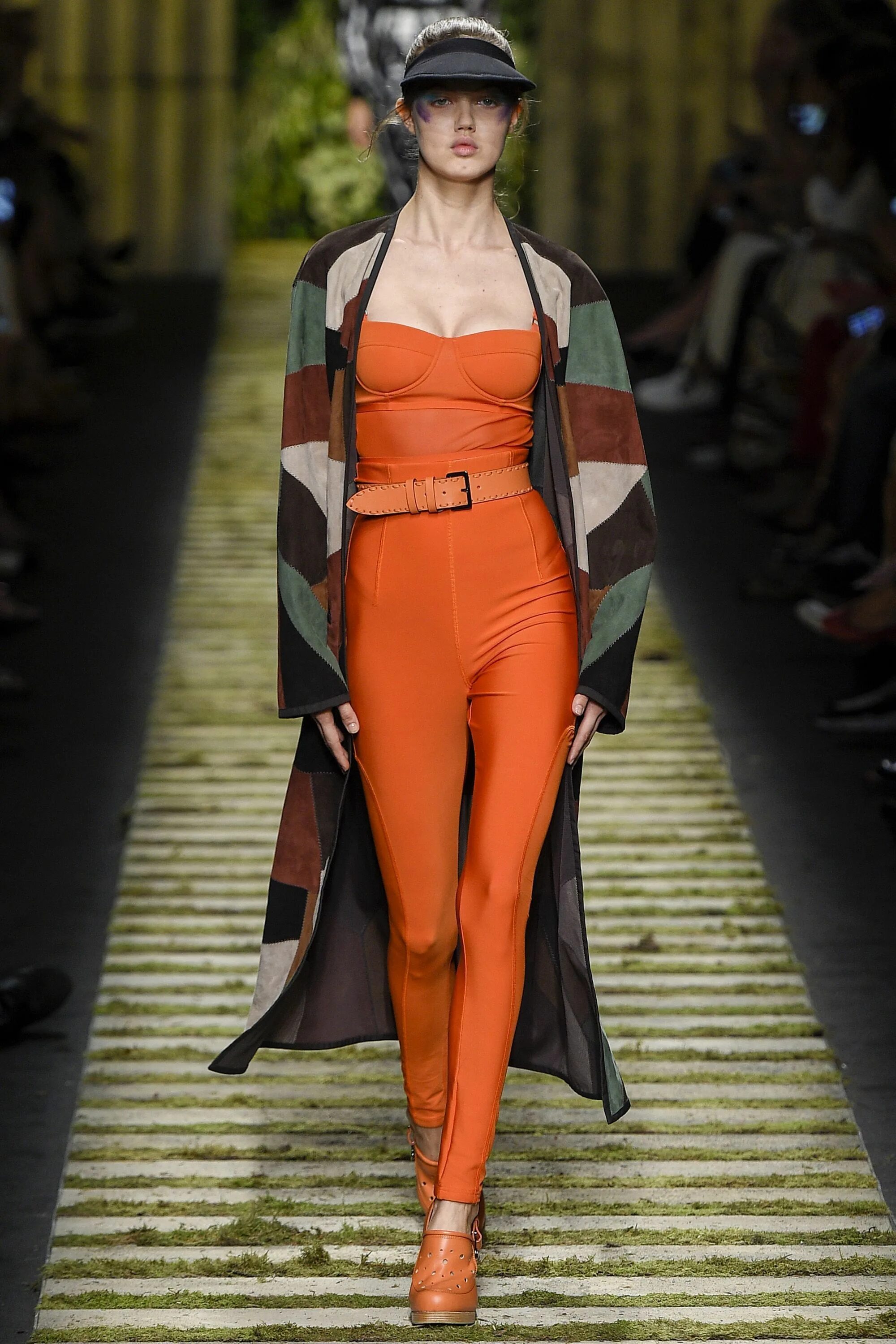 Мода 2017 для женщин. Комбинезон max mara 2017. макс мара коллекция 2017 лето. контраст в одежде. комбинезон показ.