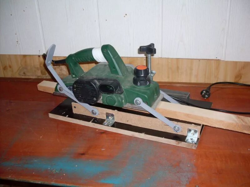 Фуганок из рубанка макита. Рубанок байкал. Станок из рубанка интерскол 110. Рейсмус из электрорубанка макита. Фуганок электрический стационарный.