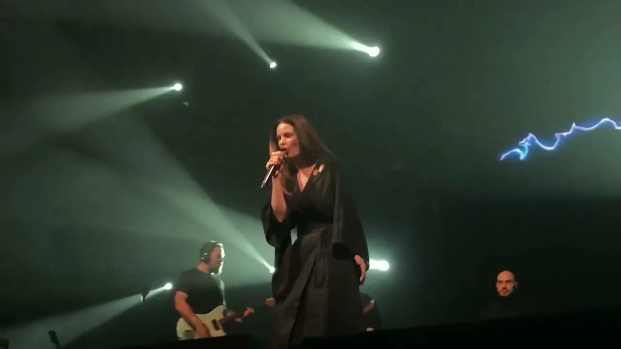 Концерт евы власовой в москве. Ева власова концерт. Ева власова она. Ева власова концерт. Ева власова косички.