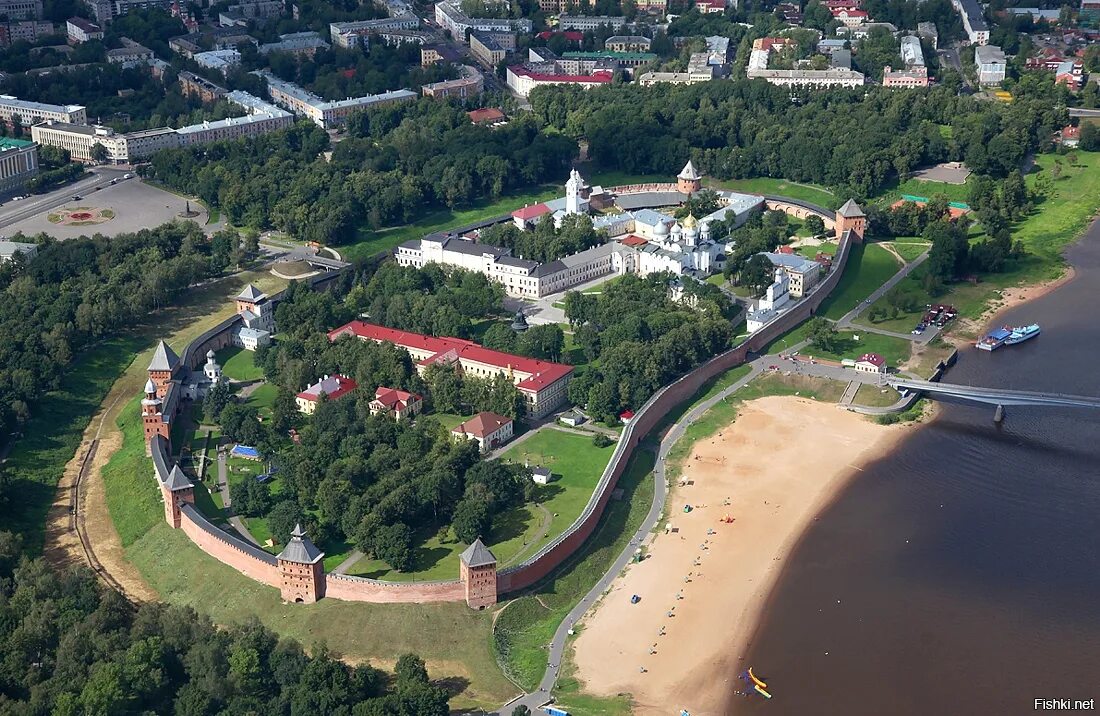 Сколько живет в новгороде. Великий Новгород Кремль. Новгородский Кремль (Новгородский Детинец). Великий Новгород крепость. Крепость Детинец Великий Новгород.