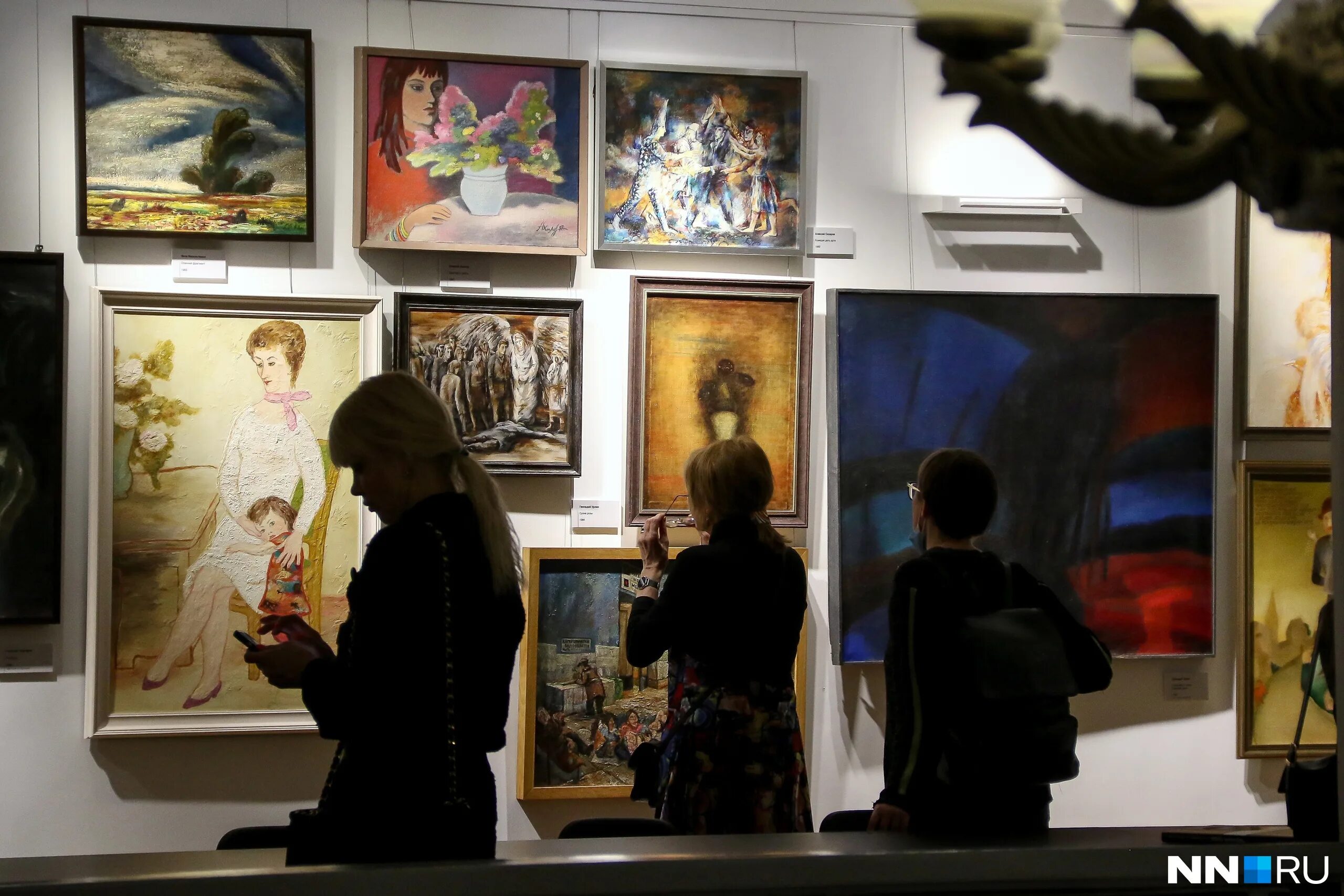 арт выставка. декорирование площадки картинной выставки. участие в художественных выставках. факультет искусств. выставка картин.