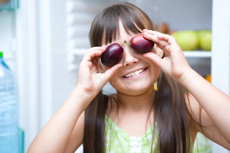 Девушка со сливой. Девушка ест сливу. Девушка ест сливу. Девушка с черешней. Женщина держит сливу.