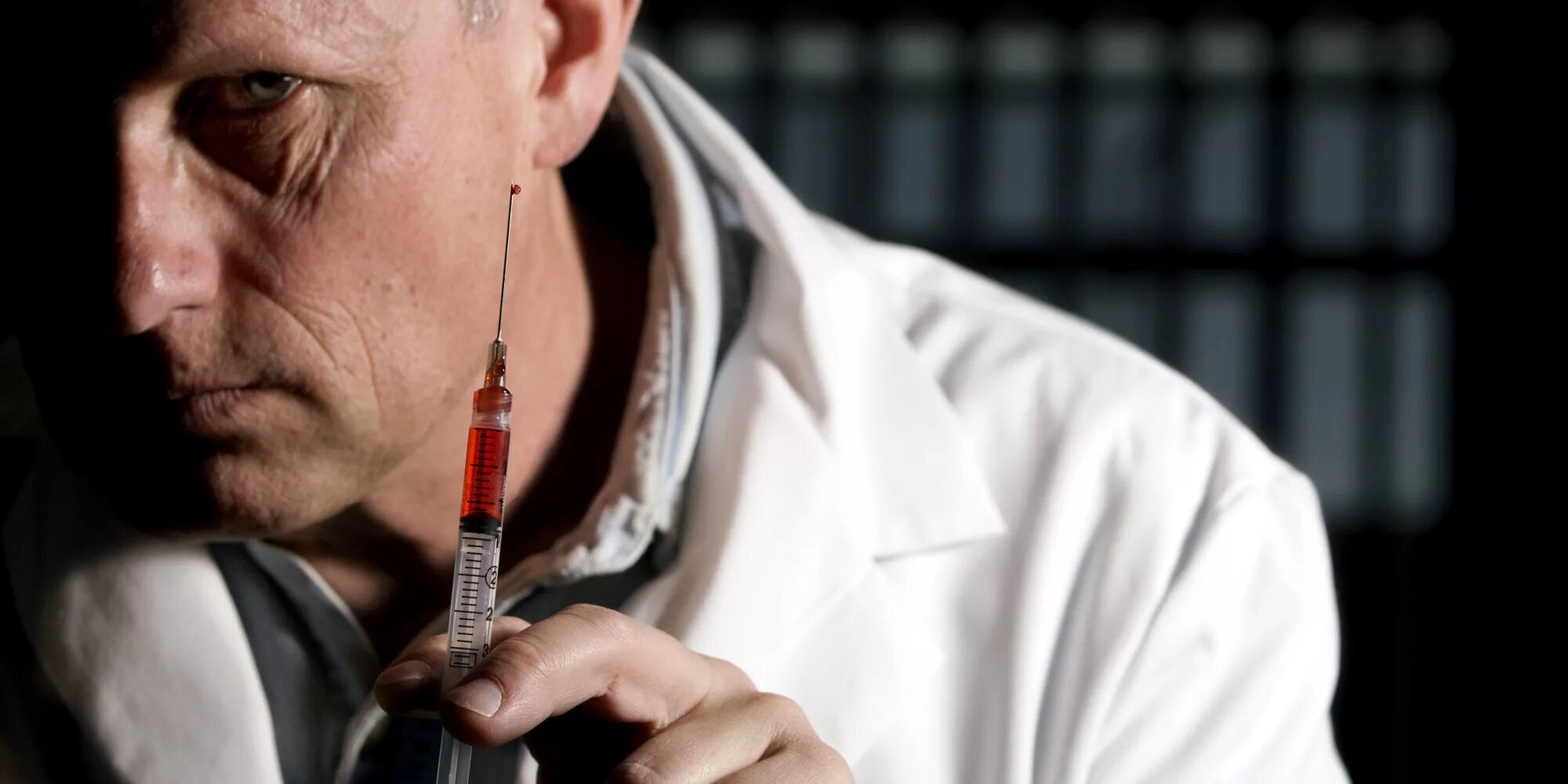 Врач с документами. Врач прописал пропить железо. Доктор предложил. Врачебные назначения. Пожатие руки с врачом.