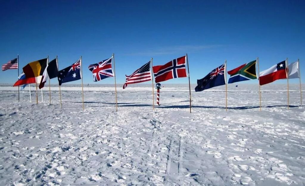 Южный полюс Антарктида. Антарктида Южный полюс флаг. Что на Южном полюсе. Флаг Южного полюса.