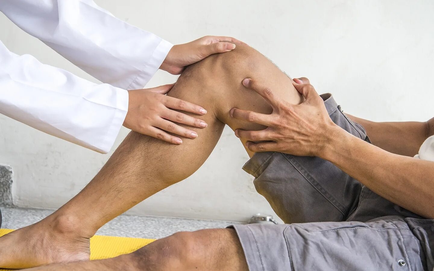 Больные коленные суставы. Массаж коленного сустава. Реабилитация коленного сустава.