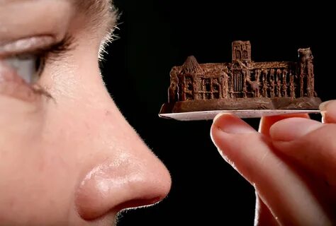 Скачать картинку Chocolate City, Еда, Рука, Разное, Лицо в телефон бесплатн...