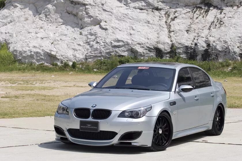 Bmw m5 обвесы. BMW m5 e60 серебристый. BMW m5 e60 Wald. BMW 5 e60 серебристая. BMW 5 e60 обвес.