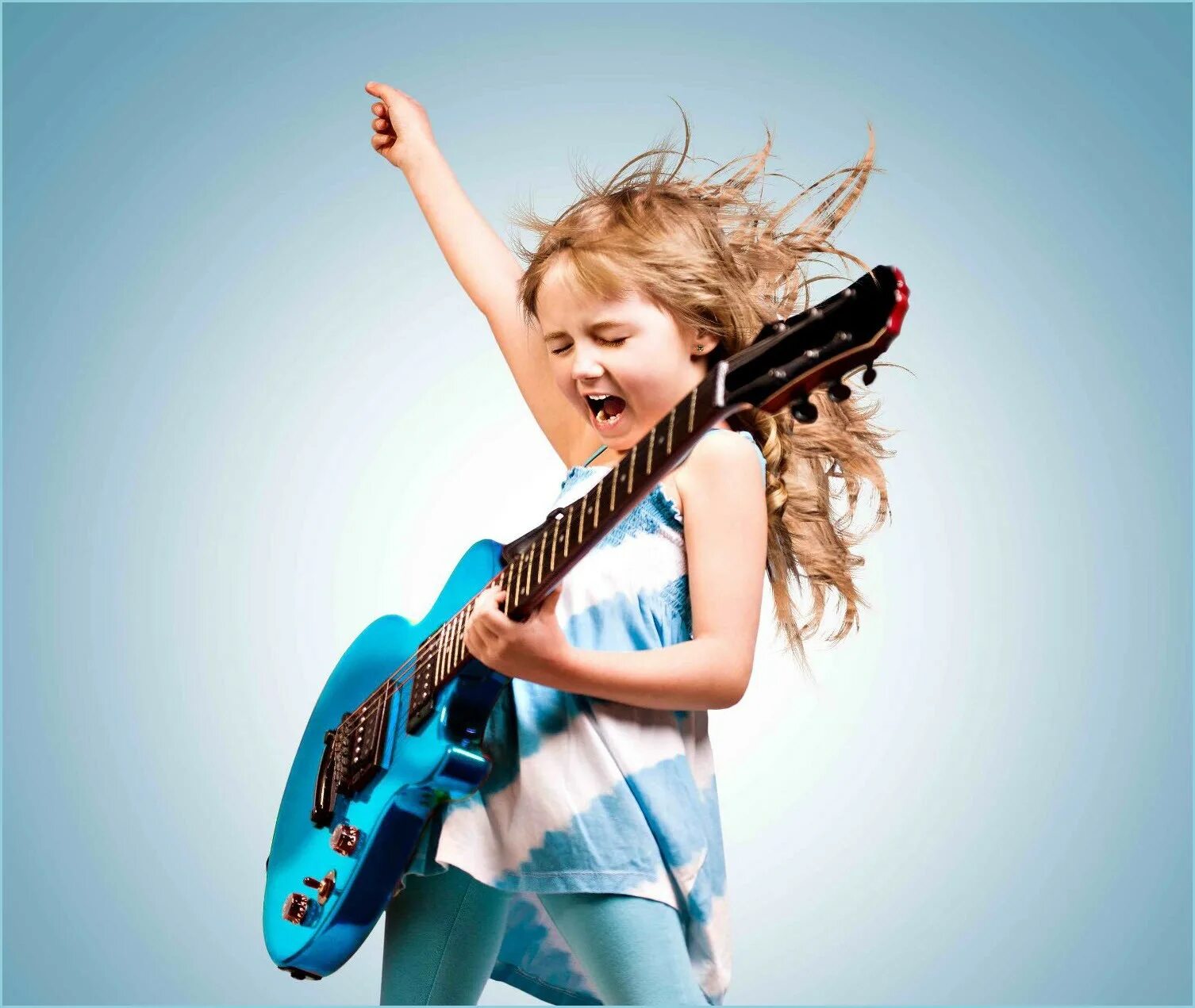 Девушка с микрофоном. Человек поет. Фотосессия с микрофоном. Поющая девушка читать. Девушка поющая с придыханием.