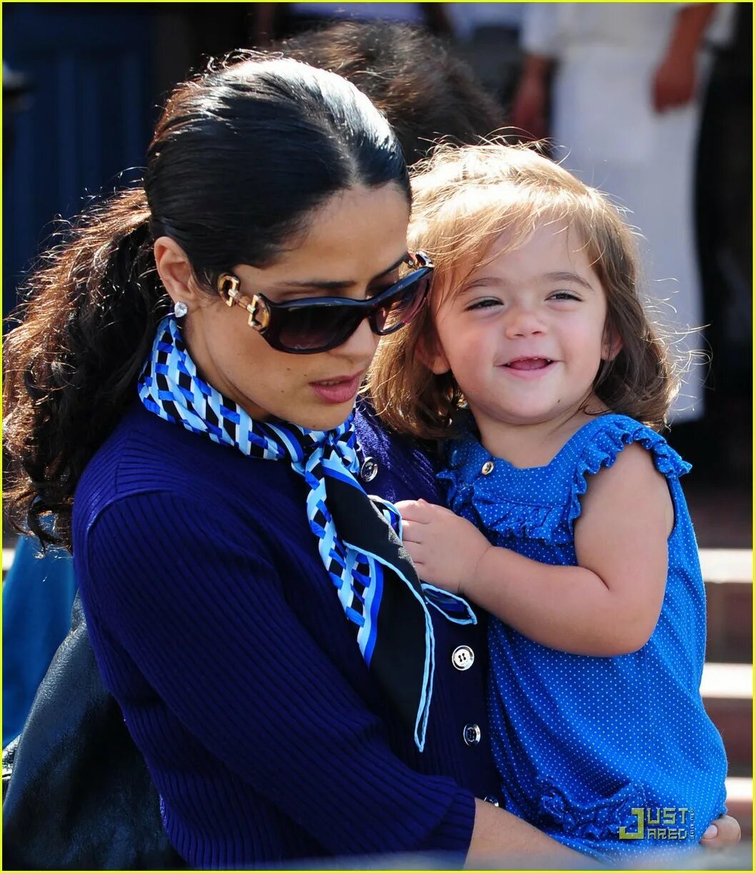 Миллиардер франсуа-анри пино. Сальма хайек с мамой. Сальма хайек 2021. Семья хайек. Семья хайек.