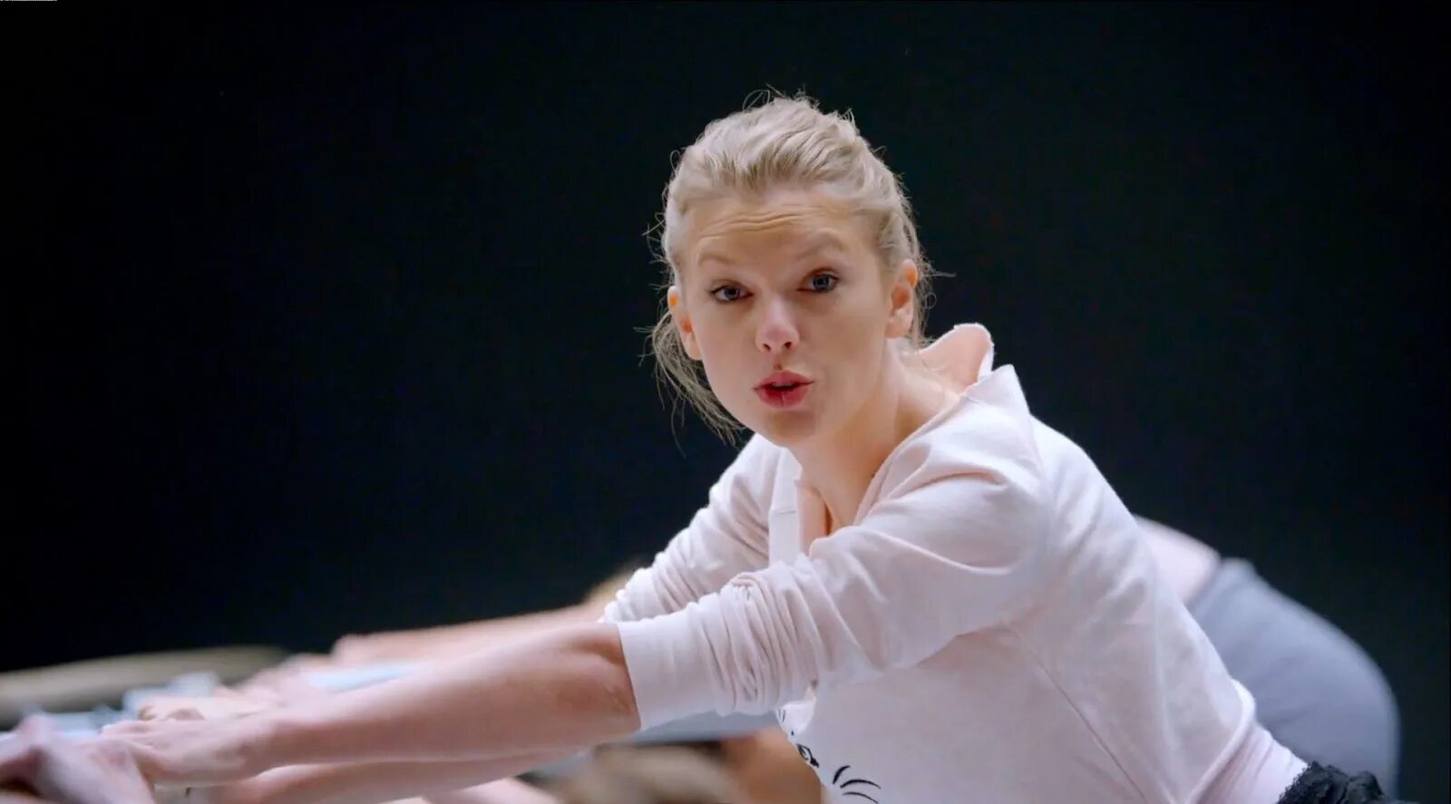 Taylor swift shake it. Taylor swift shake it off. тейлор свифт шейк ит оф. shake it off taylor swift альбом. тейлор свифт shake it off клип.