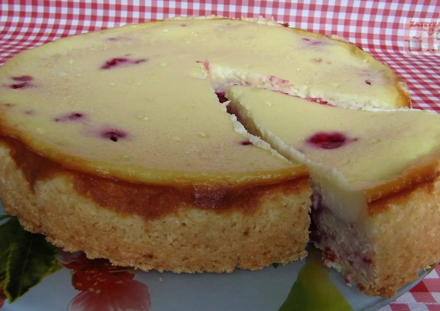 Вишневый пирог со сметанной заливкой. Пирог с черникой и сметаной. Песочный пирог с ягодами и сметанной заливкой. Песочное тесто и сметанная заливка. Черничный песочный пирог.