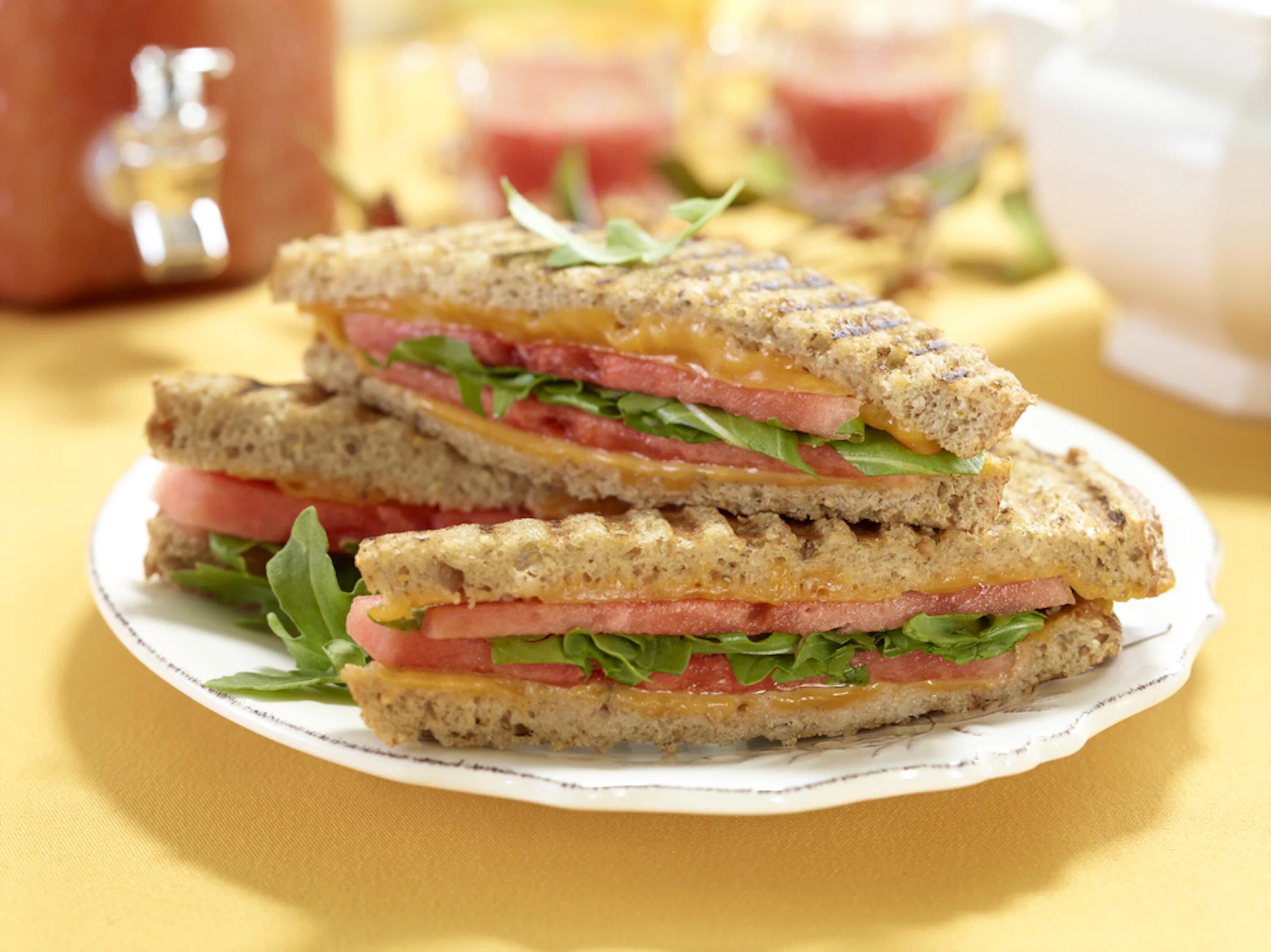 бутерброд из цельнозернового хлеба. 1 сэндвич. бутерброд на белом фоне. 1 сэндвич. сэндвич.