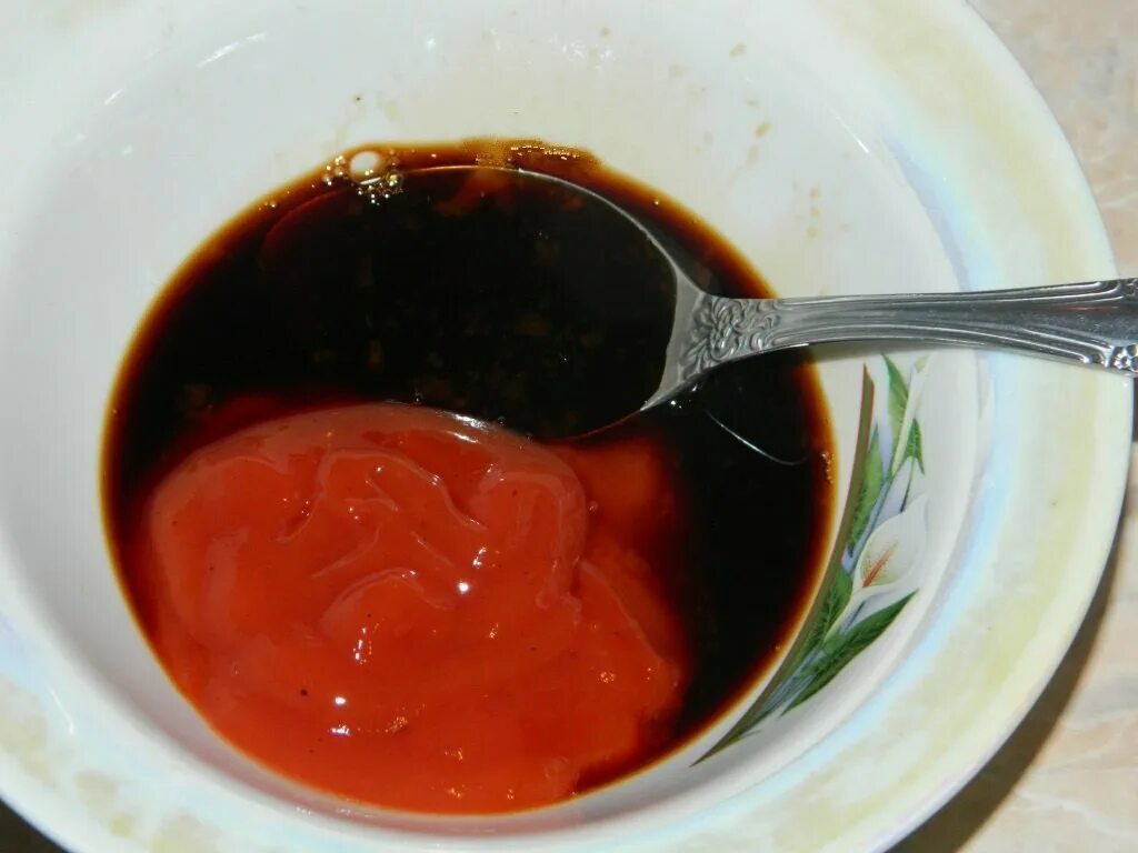 Кетчуп соевый соус. Томатно соевый соус. Столовая ложка соевого соуса. Соевый соус в рыбке.