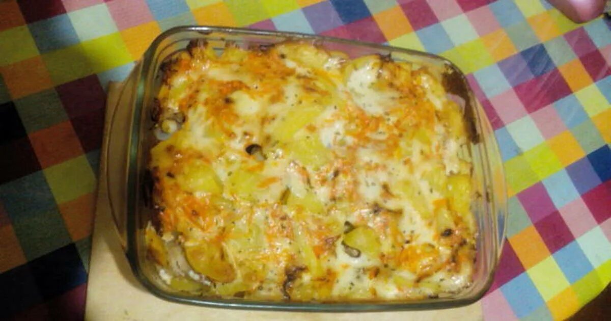 Картошка в стеклянной посуде. Картошка с курицей в духовке в стеклянной посуде. картошка в стеклянной посуде в духовке. картофель кружочками запеченный в духовке с курицей. картошка с курицей в духовке в стеклянной посуде под фольгой.