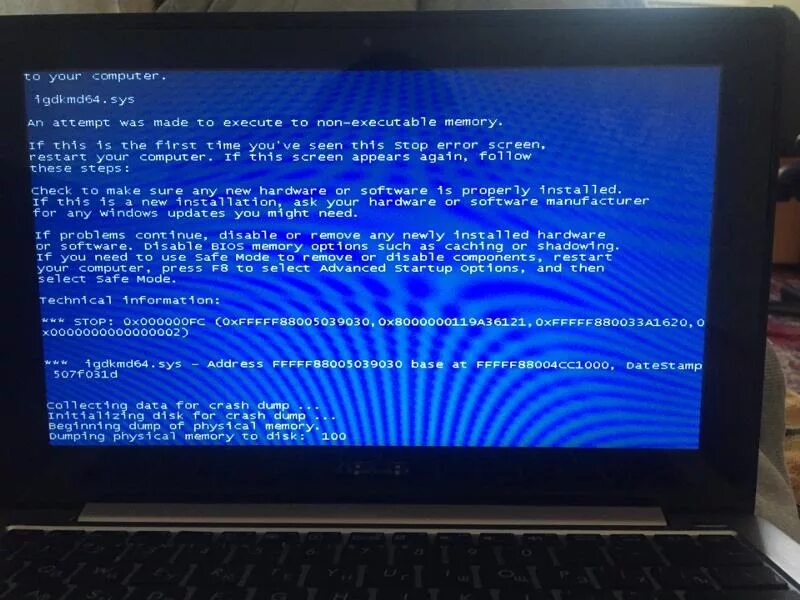 Полетел компьютер. Синий экран. ПК перезагружается синий экран. Синий экран перезагрузка. Синий экран на ноутбуке.