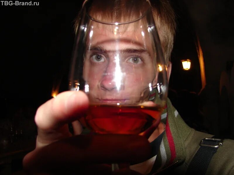 Отражение человека в стакане. Человек с бокалом. Фотосессия дома. Сквозь бутылку. Искаженное отражение в бокале.