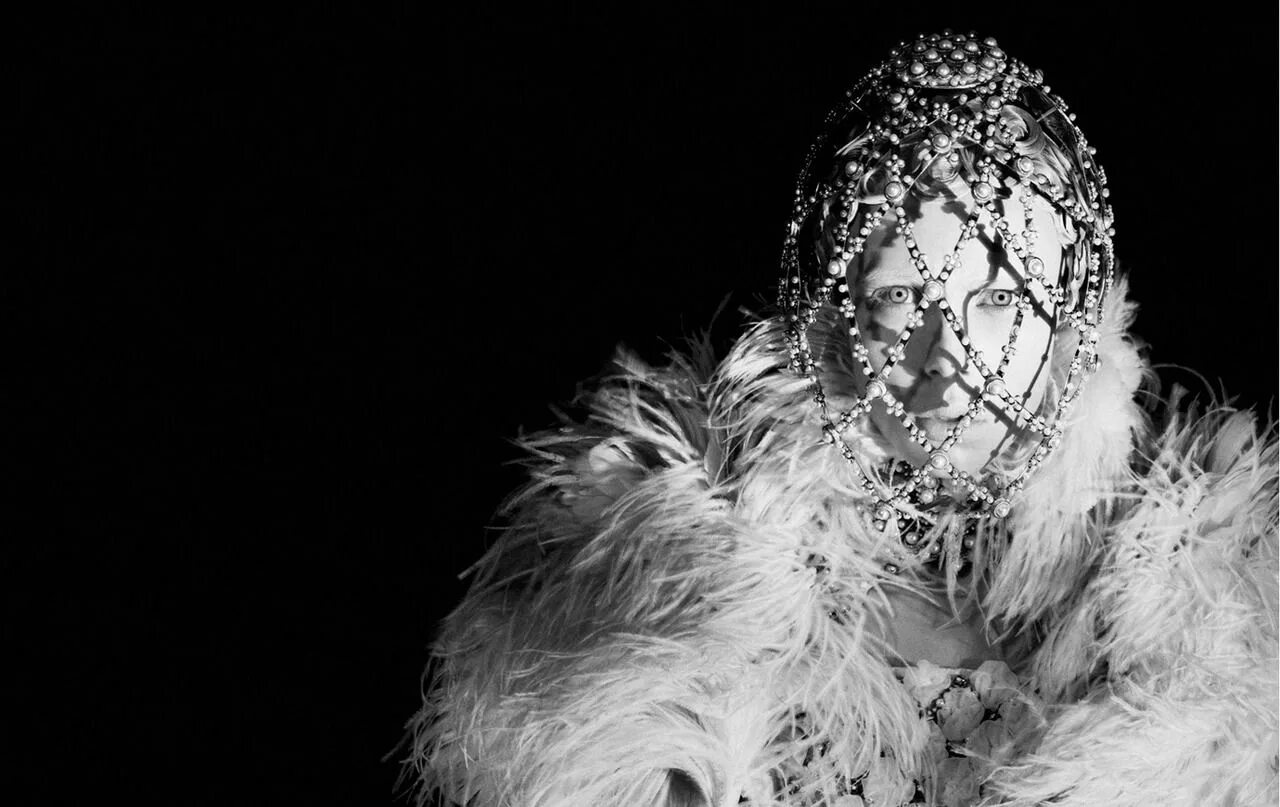 Книга александр маккуин. Коллекция атлантида платона александр маккуин. Александр маккуин 1940е. Александр маккуин коллекция 2022. Александр маккуин.