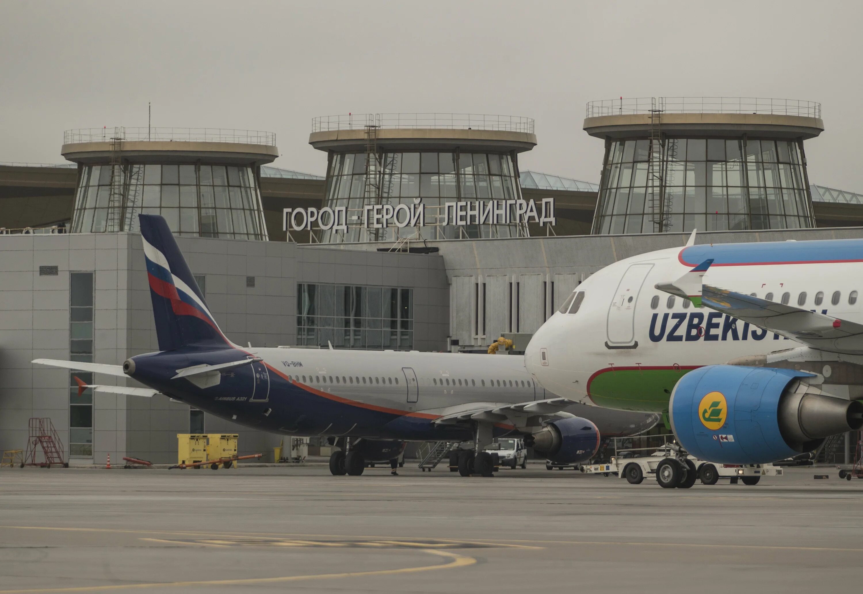 Аэропорт пулково санкт-петербург ночью. Аэропорт пулково из самолета. Агентство самолет санкт петербург. Питер с самолета. Самолет москва питер.