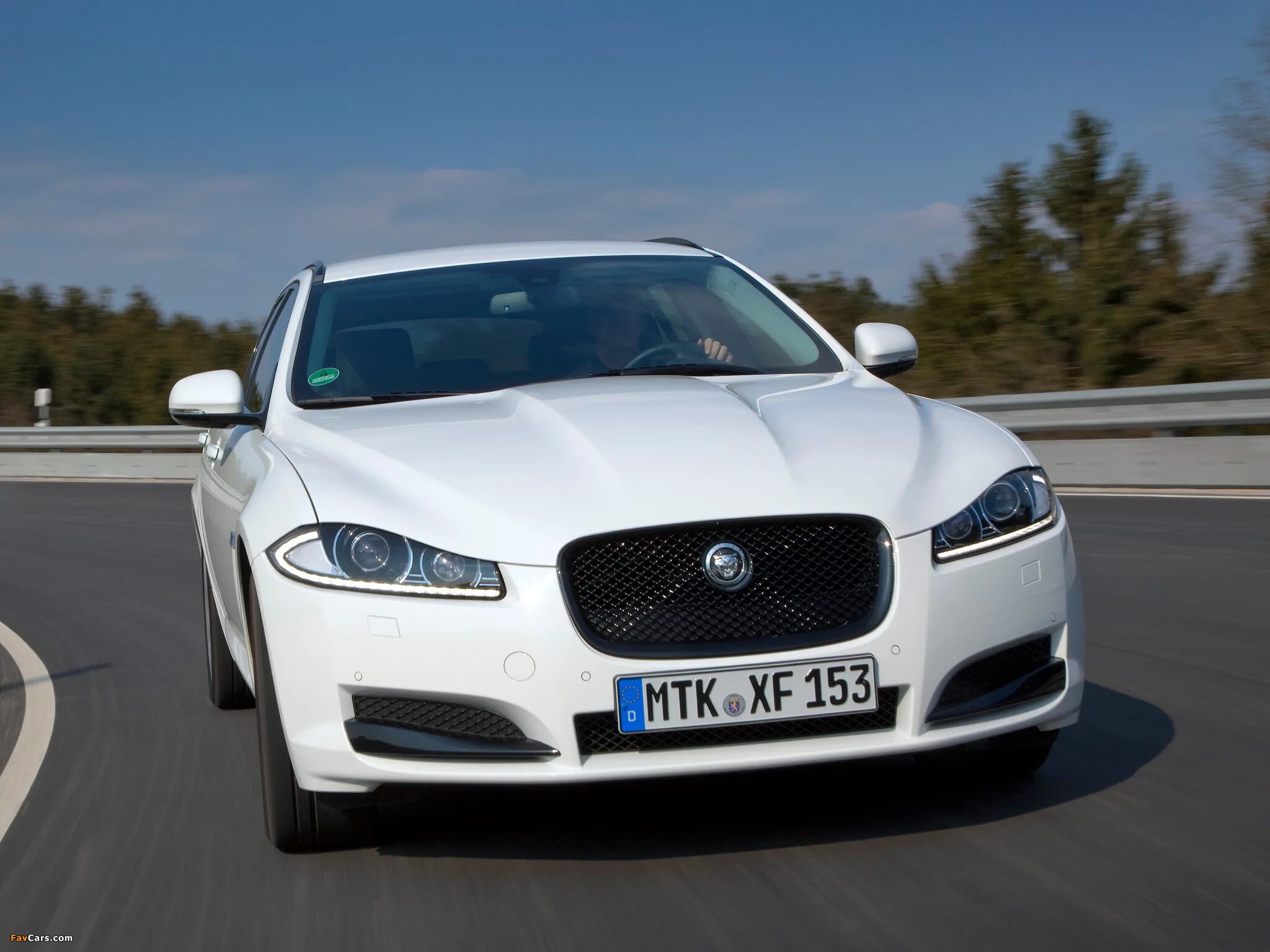 Машина ягуар страна производитель. Ягуар машина XF. Jaguar XF 2012. Машина Ягуар XF белая. Автомобиль Ягуар XF 2012.