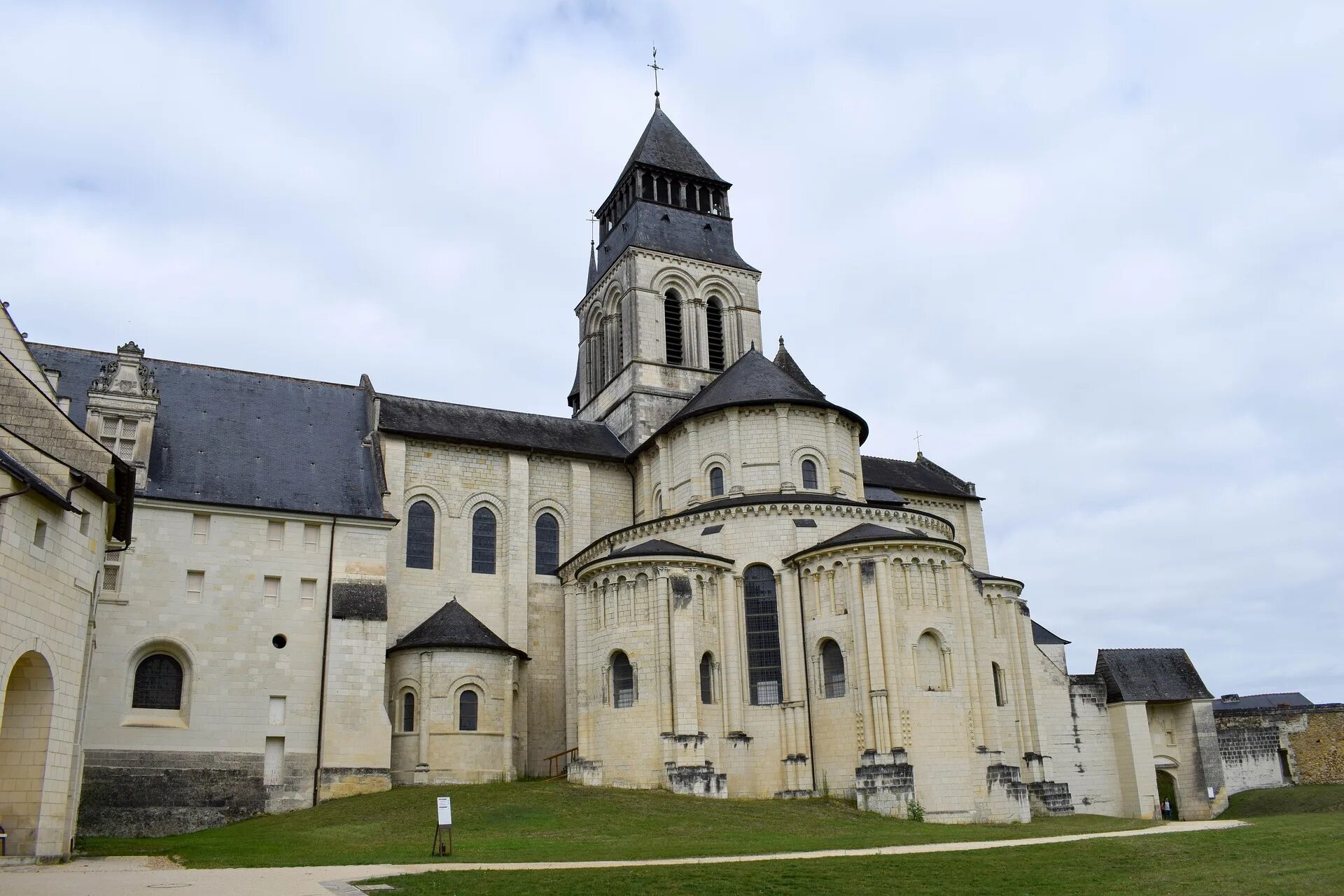 Самый крупный монастырь в европе. Аббатство Фонтевро Франция. Монастырь Фонтевро. Fontevraud Abbey аббатство.
