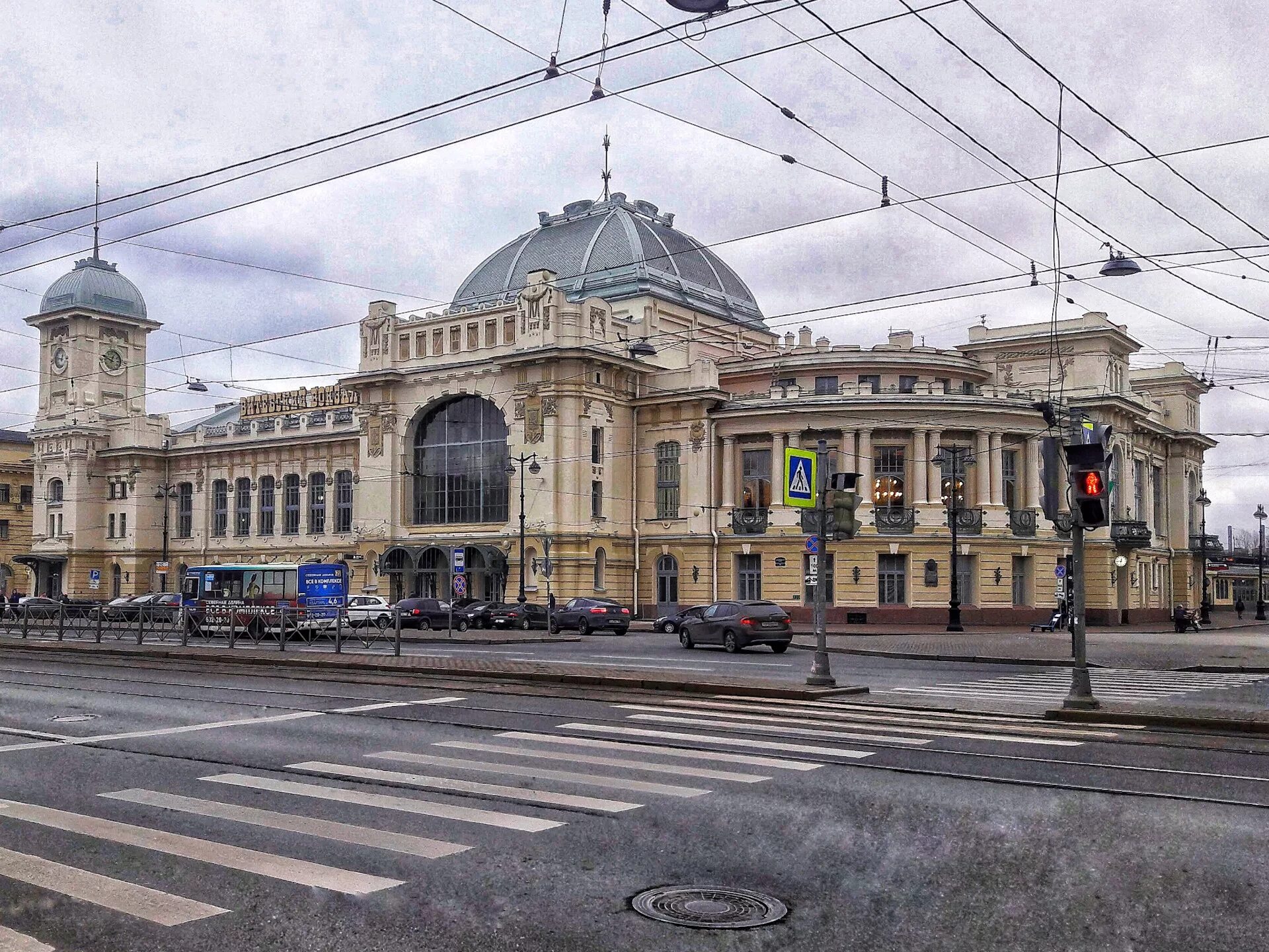 Туту вокзалы спб. Витебский вокзал Санкт-Петербург снаружи. Витебский вокзал снаружи. Витебский вокзал в Петербурге. Витебский вокзал здание.