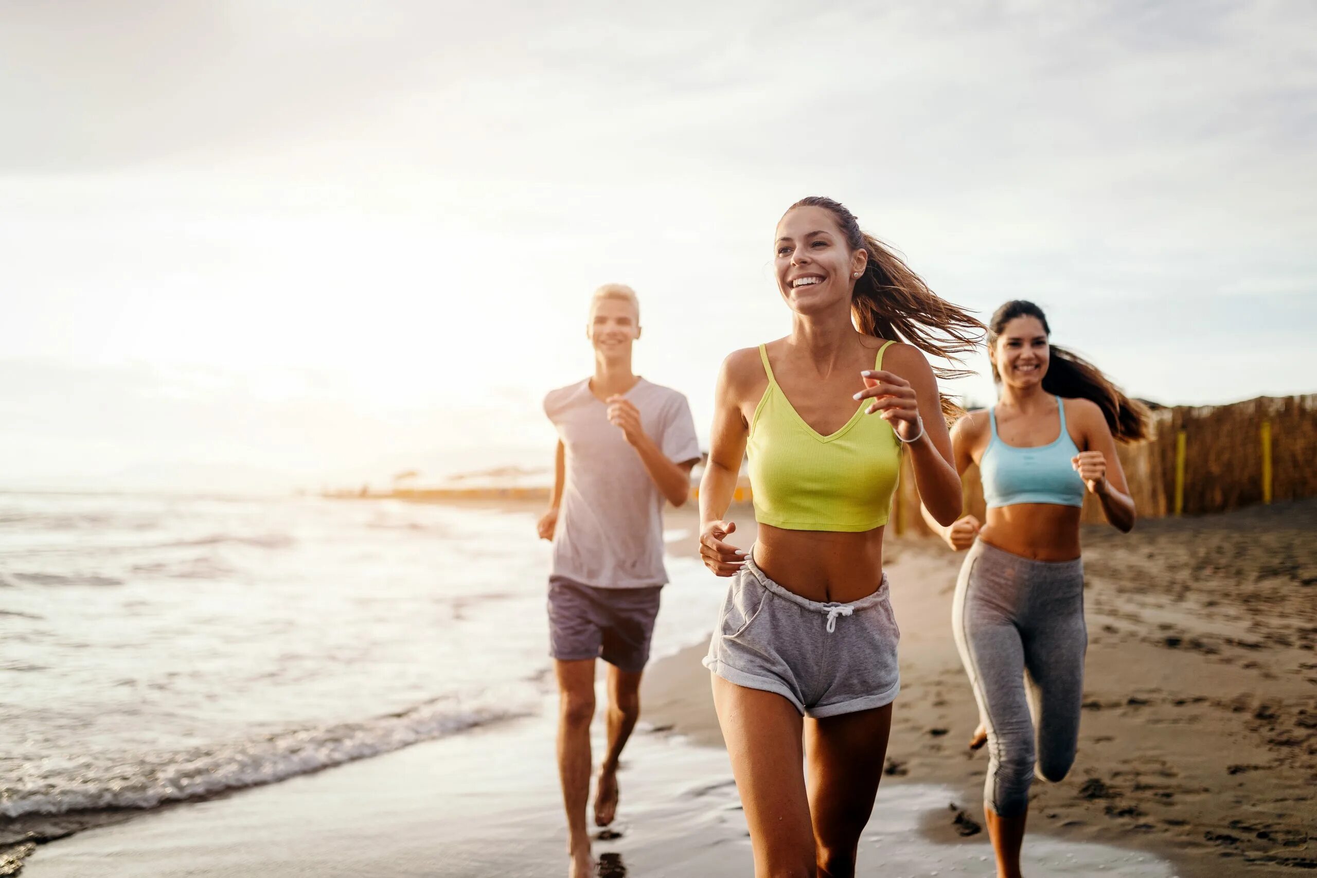 Пара бежит к морю. Влюбленные бегут друг к другу. Влюбленные бегут. Бегут навстречу друг другу. Счастье работать вместе.