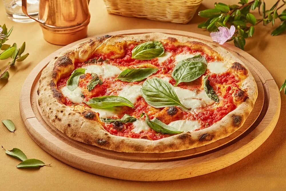 Традиционные итальянские блюда. Классическая итальянская пицца. Итальянская пицца в Италии.