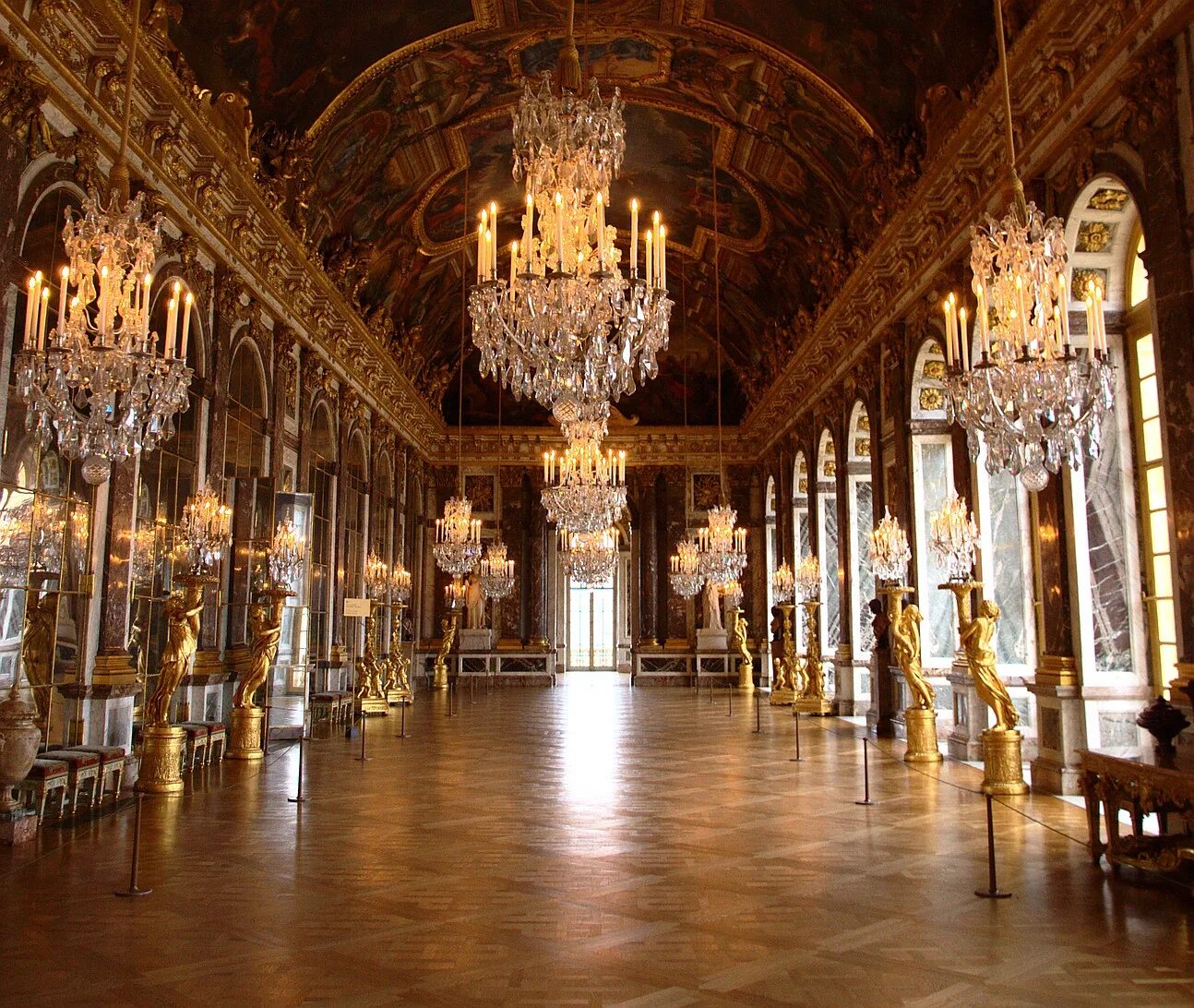 Версаль режим работы. Зеркальный зал Версальского дворца. Зеркальная галерея Версальского дворца. Версаль дворец Франция 18 век.