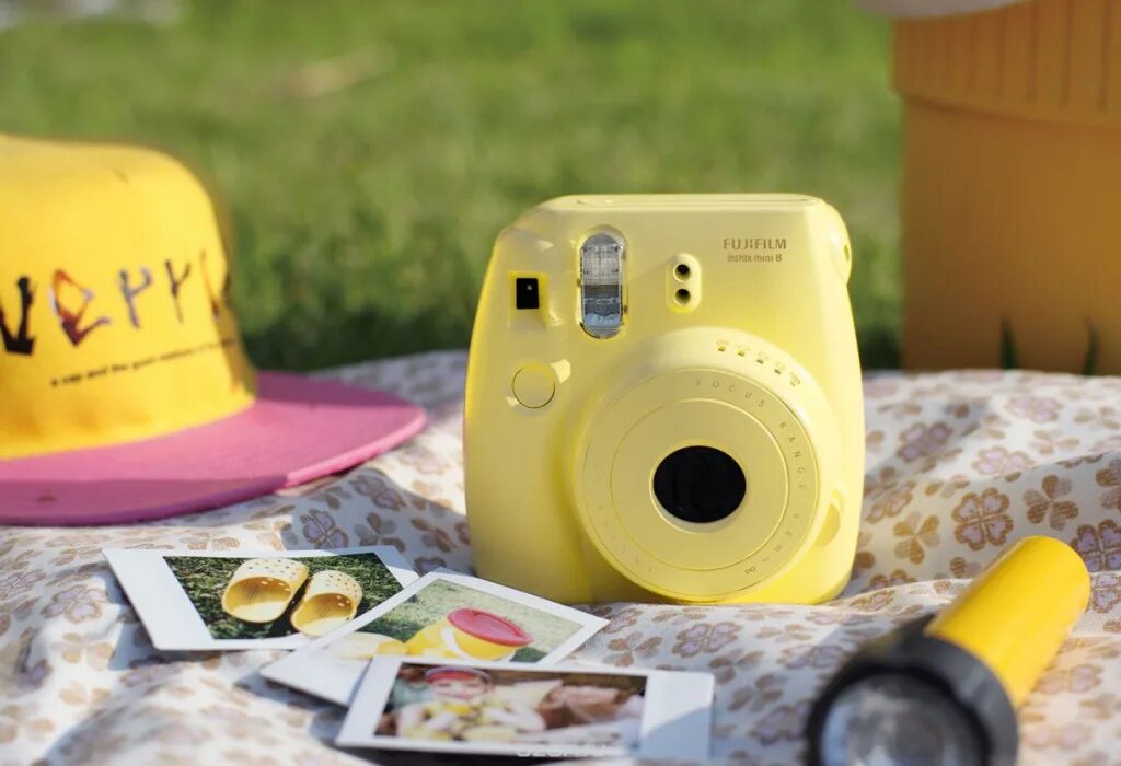 Instax обзор. Fujifilm instax mini 8. инстакс мини 8 желтый. фотоаппарат моментальной печати fujifilm instax mini. фотоаппарат fujifilm 8 instax.