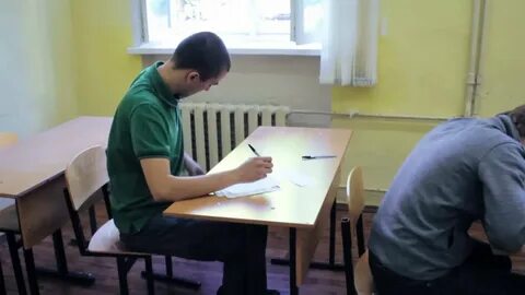 Как беспалевно списать на уроке