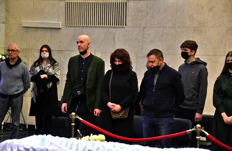 Одинцова жанна немцова. Дочь на похоронах отца. Похороны куравлёва леонида. Похороны журналистки дарьи дугиной. Дина яковлевна эйдман мать немцова.