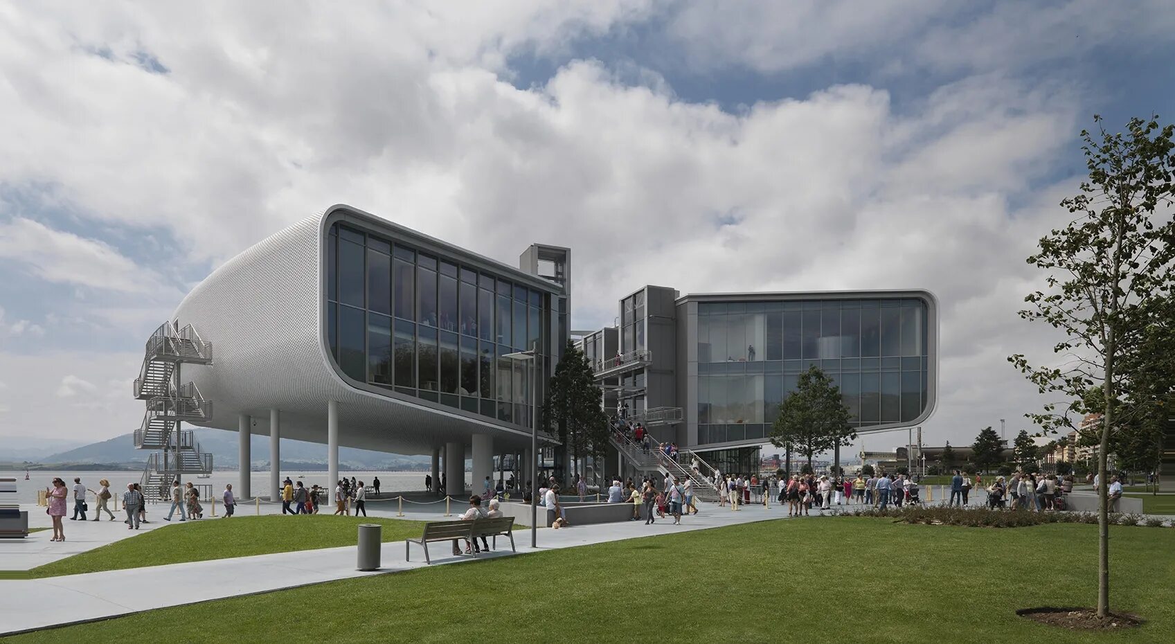 Новый центр искусств. Норман фостер кинетический фасад. Новый центр искусств. Третьяковская галерея крымский вал. Национальный музей искусства осака япония внутри.