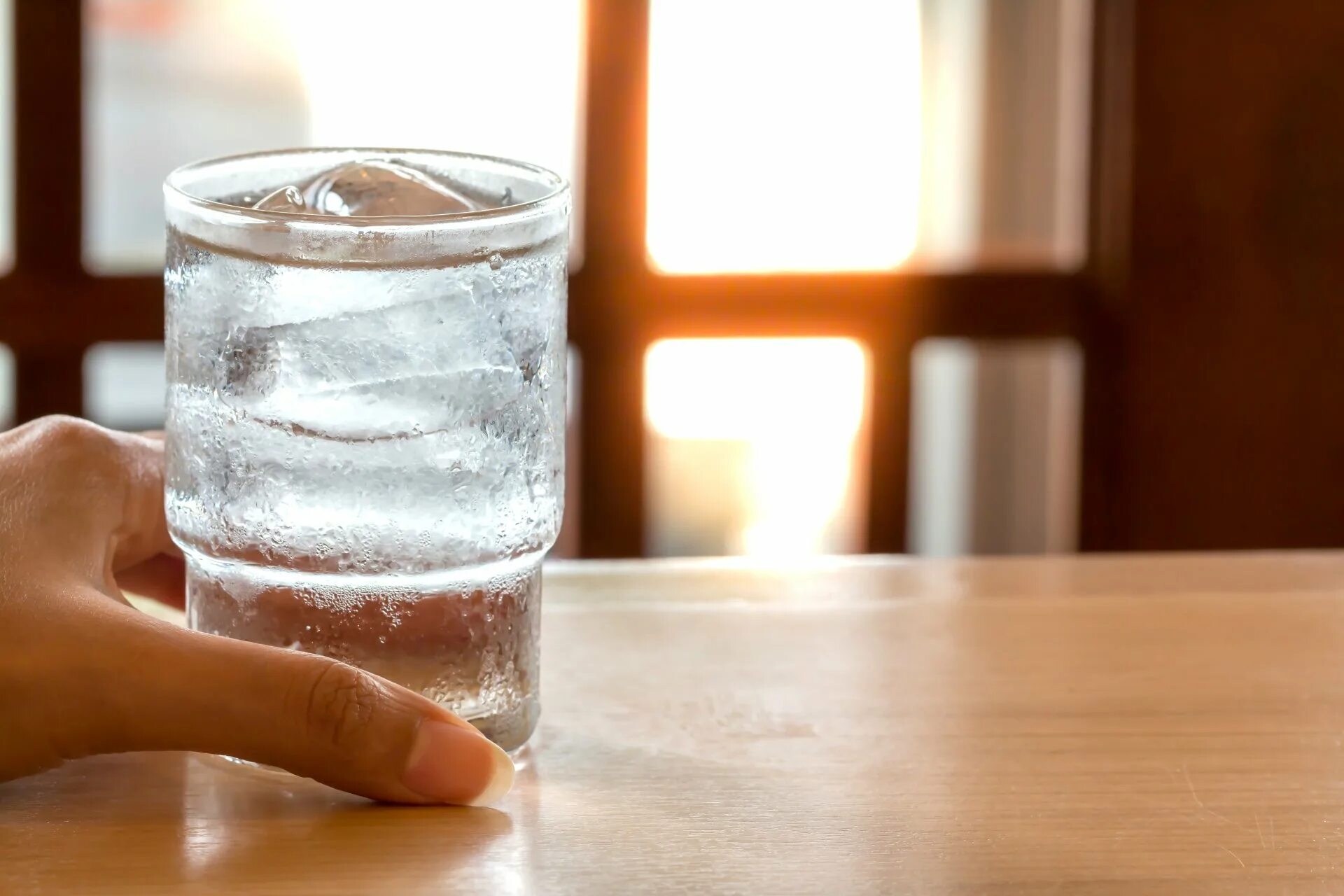 Фразеологизм в стакане воды. Стакан воды. Стакан холодной воды. Красивые стаканы для воды. Замерзшая вода в стакане.