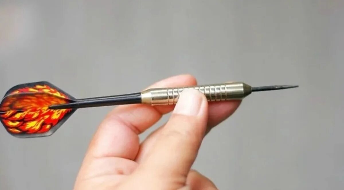 Дротики видео. Правильный хват дротика в дартс. Дротики harrows асэссин 80% (22 грамма). Дартс оперение пластик. Дротики torneo.