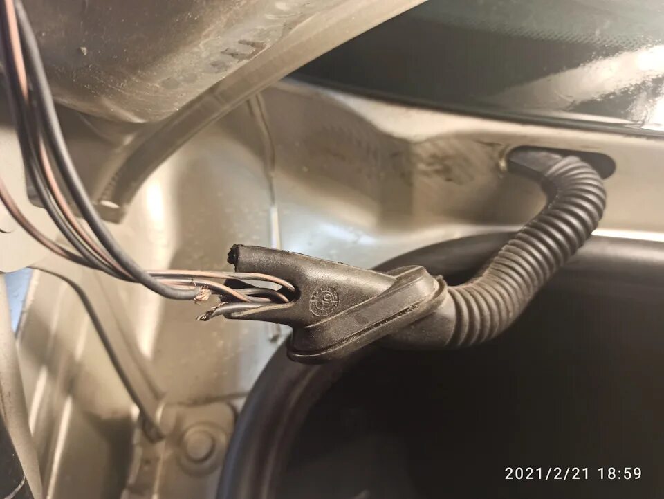 Рено меган 2 не открывается багажник. Рено меган 2 не открывается багажник. Кнопка багажника renault clio 2. Рено меган 2 разъем в багажнике. Аварийное открывание багажника рено меган 2.