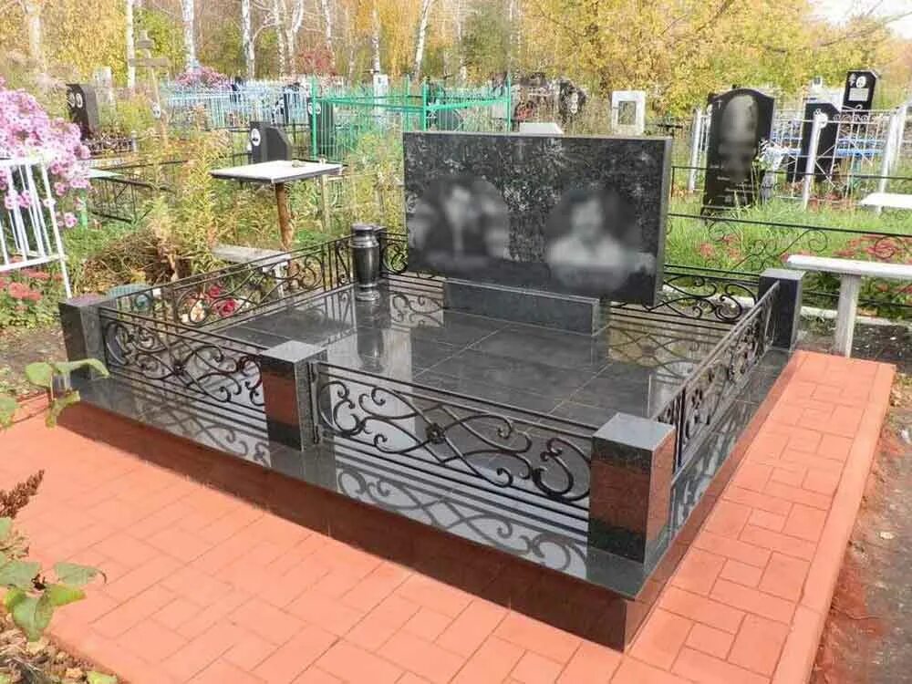 Как правильно оформить могилу. Гранитный цоколь с кованной оградой. благоустройство могил в пензе. украшение могилы. гранитная плитка на могилу.