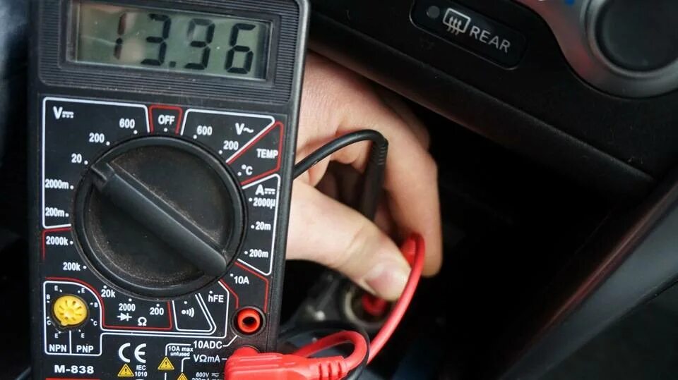 Как мультиметром найти плюс и минус. Мультиметр автомобильный atp-2182. мультиметр полярность проводов. плюс и минус у мультиметра. мультиметр провода плюс минус.