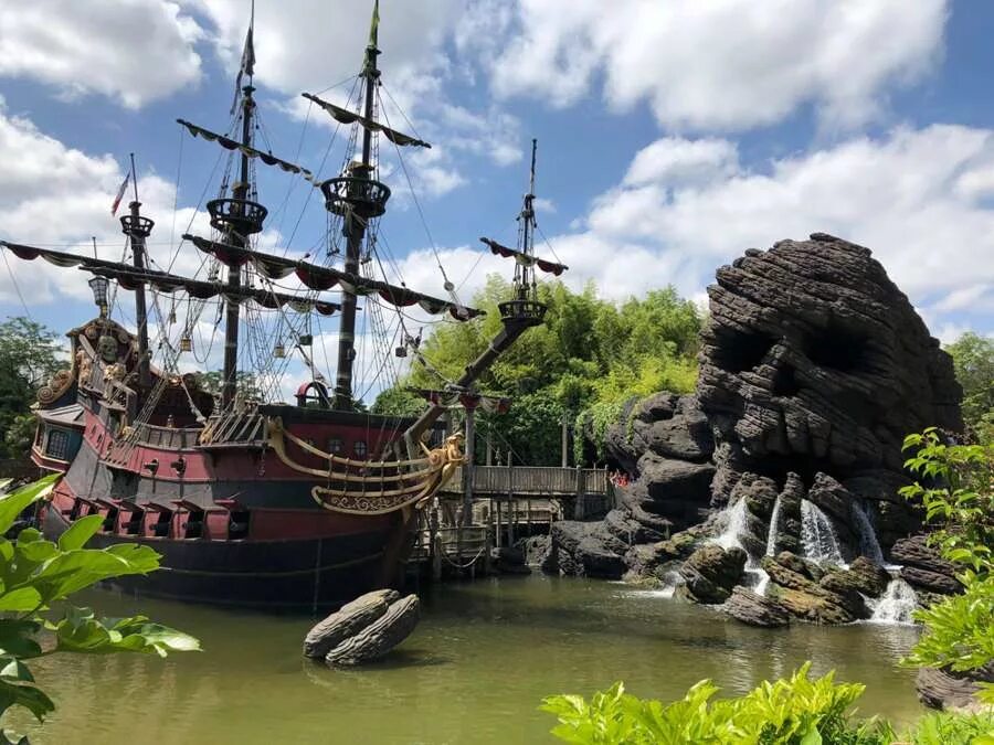 Adventure isles. Adventureland (Страна приключений) Диснейленд Париж. Park Disneyland Страна приключений. Диснейленд Париж аттракционы. Disneyland Paris аттракционы.